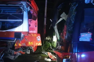 Ô tô khách tông xe giường nằm đang đỗ làm 3 người thương vong