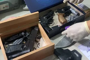 2 thanh niên tàng trữ nhiều súng, đạn, quả nổ 