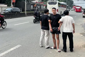 Bình Dương: Kẻ cướp giật dây chuyền kéo 3 người trong gia đình ngã xuống đường