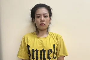 Cô gái trẻ làm trong quán karaoke để trốn truy nã 