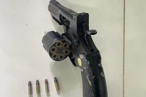 Bình Dương: 2 anh em bán ma tuý luôn mang súng