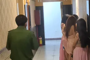 Bắt nhóm giam lỏng các cô gái để làm tiếp viên quán karaoke