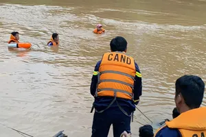 Bình Phước: Xuyên đêm tìm kiếm nam sinh cấp 3 mất tích trên Sông Bé