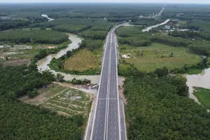 Cầu trăm tỉ nối Bình Dương và Tây Ninh xuống cấp sau 8 tháng khánh thành