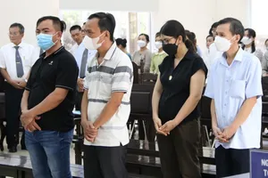 Hoãn phiên xử cựu giám đốc Sở LĐ-TB&XH Bình Dương vì vắng 13 bị cáo và kiểm sát viên