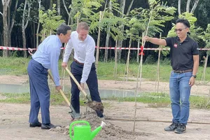 Phó Thủ tướng Lê Minh Khái trồng cây xanh tại nhà máy LEGO ở Bình Dương