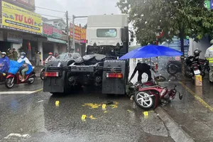 Va chạm với xe đầu kéo trong cơn mưa, nữ công nhân tử vong tại chỗ