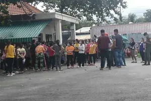 Hàng trăm công nhân ngừng việc vì doanh nghiệp cho nghỉ không lương