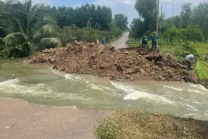 Hàng ngàn hộ dân ở Bình Dương, Bình Phước bị chia cắt vì sập cống nước