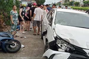 Ô tô lao lên vỉa hè tông loạt xe máy ở Bình Dương, nhiều người thương vong