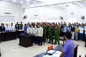 Hàng trăm người đến dự phiên tòa vụ 'vẽ dự án ma' lừa đảo hơn 162 tỉ đồng ở Bình Dương 