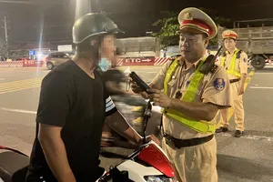 Công an Bình Dương tổng lực đo nồng độ cồn, 'cánh mày râu' bỏ nhậu