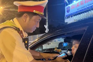 ‘Thông chốt’, xoa dầu gió…khi bị Công an Bình Dương đo nồng độ cồn