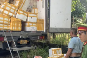 Bình Phước: Xe tải chở hơn 1,2 tấn thịt gà, xương dê…bốc mùi hôi thối 