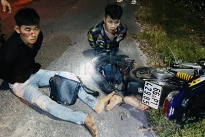 Bình Dương: 2 thanh niên ‘đá nóng’ xe máy bị người dân tóm gọn