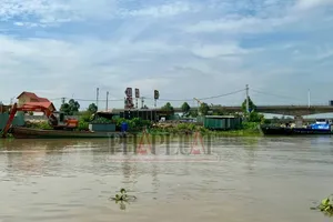 Bình Dương: Nửa đêm khai thác đất trên sông thì bị bắt