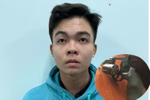 Bình Dương: Nam thanh niên rút súng rulo bắn loạn xạ khi hỗn chiến