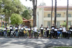 Công an xử lý nhóm thanh niên đua xe trái phép ở Bình Dương