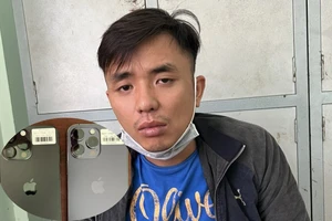 Vờ mua iPhone 14 rồi giật chạy