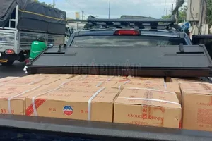 CSGT Bình Dương phát hiện 1 người Trung Quốc chở hàng trăm chai rượu ngoại trên ô tô