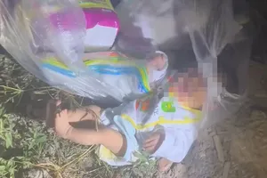 Bình Dương: Bé gái sơ sinh bị kiến cắn khóc thảm thiết giữa bãi đất trống