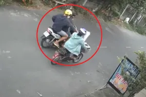 Bình Dương: Hai thanh niên giật dây chuyền vàng bỏ trốn vẫn không thoát