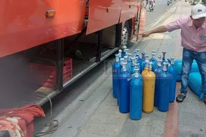 Cảnh sát giao thông phát hiện xe khách chở hàng chục bình khí bóng cười