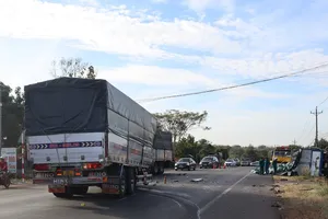 2 xe tải tông nhau, 1 tài xế tử vong, cà phê đổ tràn ra đường