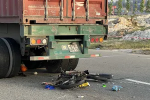 2 người đàn ông tử vong thương tâm dưới gầm xe container