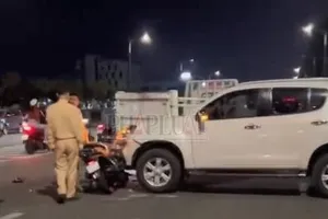 Ô tô đậu kín khu vực cấm, gián tiếp gây tai nạn làm 1 phụ nữ tử vong