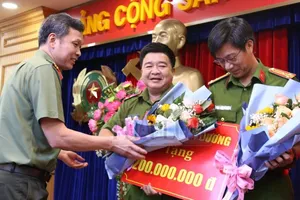 Phá án ma túy ở Bình Dương, công an được tỉnh ủy thưởng nóng 300 triệu đồng