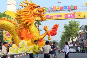 Bình Dương: Linh vật rồng khổng lồ xuống phố đi bộ phun nước, người dân phấn khích