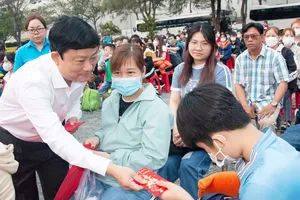 Chủ tịch tỉnh Bình Dương lì xì và tiễn công nhân về quê đón Tết