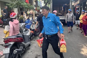 Nữ công nhân bật khóc vì 9 năm chưa được về quê đón tết