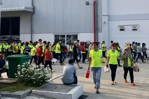Bình Dương: Ngày đầu đi làm, hàng trăm công nhân ngừng việc tập thể
