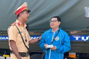 Cảnh sát giao thông Bình Dương tìm được chủ nhân đánh rơi cọc tiền