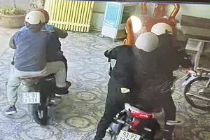 Nóng: 4 người dùng súng cướp tiệm vàng ở Bình Dương