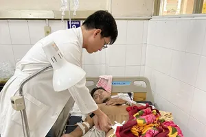 Nam thanh niên bị mảnh sắt văng trúng đùi, đứt động mạch