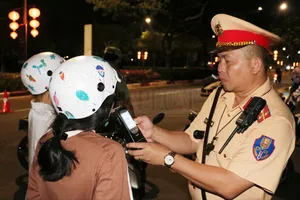 Bình Dương: Một cô gái dùng chiêu ‘ve sầu thoát xác’ để né đo nồng độ cồn