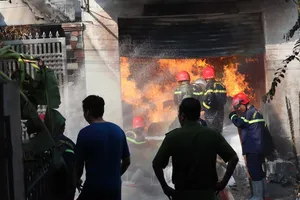 Kho sơn bị cháy, ngọn lửa bùng dữ dội