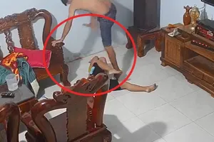 Công an xác minh clip một bé trai bị đánh đập dã man 