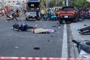 Bình Dương: Xe bán tải lùa hàng loạt xe máy, nhiều người thương vong