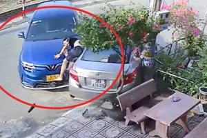 Bình Dương: Lái xe ô tô tông thẳng vào bạn sau khi cãi nhau