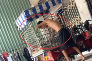 Clip ghi cảnh cha đánh đập con trai 3 tuổi trong lồng sắt