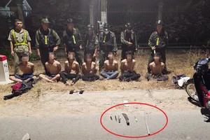 Bình Dương: Nhóm ‘trẻ trâu’ thủ dao kiếm chuẩn bị hỗn chiến