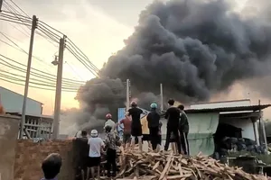 Bình Dương: Một nhà xưởng đang bị đình chỉ hoạt động bốc cháy