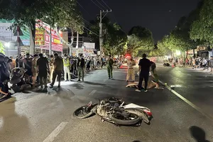 Bình Dương: Hai xe máy đấu đầu, 5 người thương vong