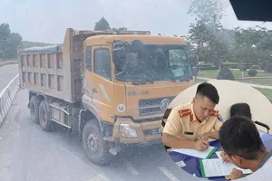 Chiếc xe ben ngang nhiên đi ngược chiều trên đường vành đai