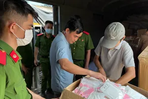 Lô hàng mỹ phẩm, nước hoa, đồng hồ… trị giá 2 tỉ đồng ‘vô chủ’