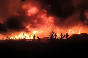 Cháy xưởng palet ở Bình Dương, một góc trời đỏ rực